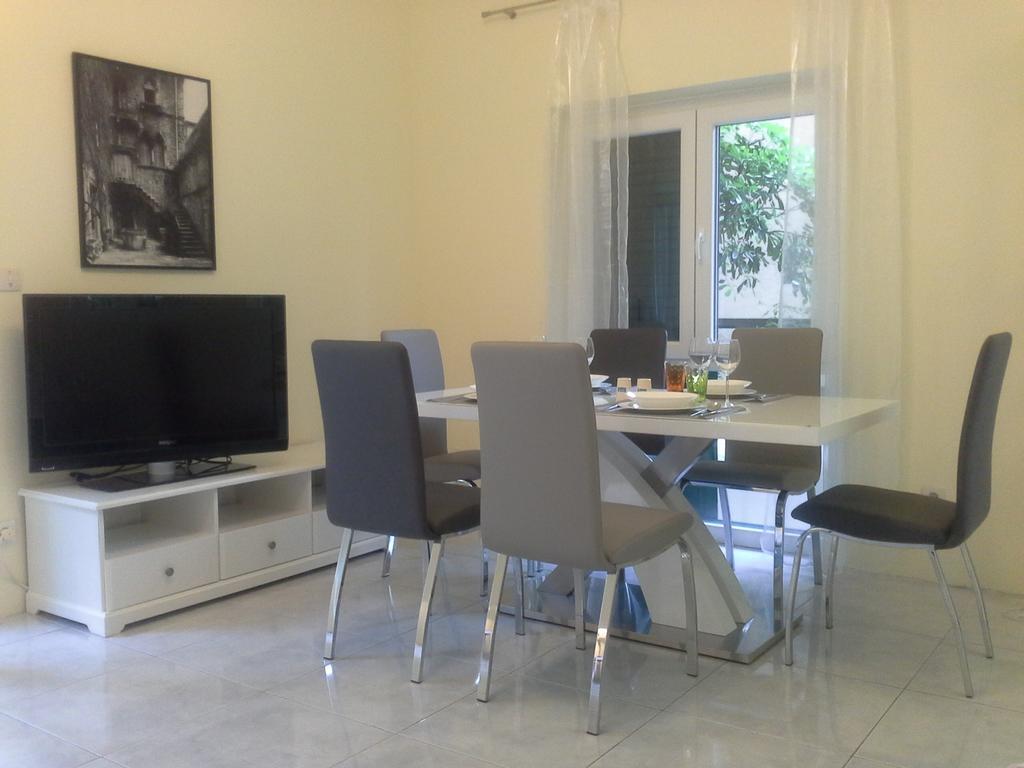 Sabina Apartments Omiš Quarto foto